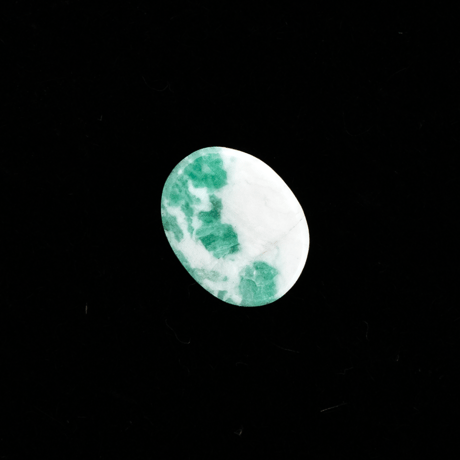 【色彩のコントラストが美しい希少石】　エメラルドインクォーツ 1.38ct