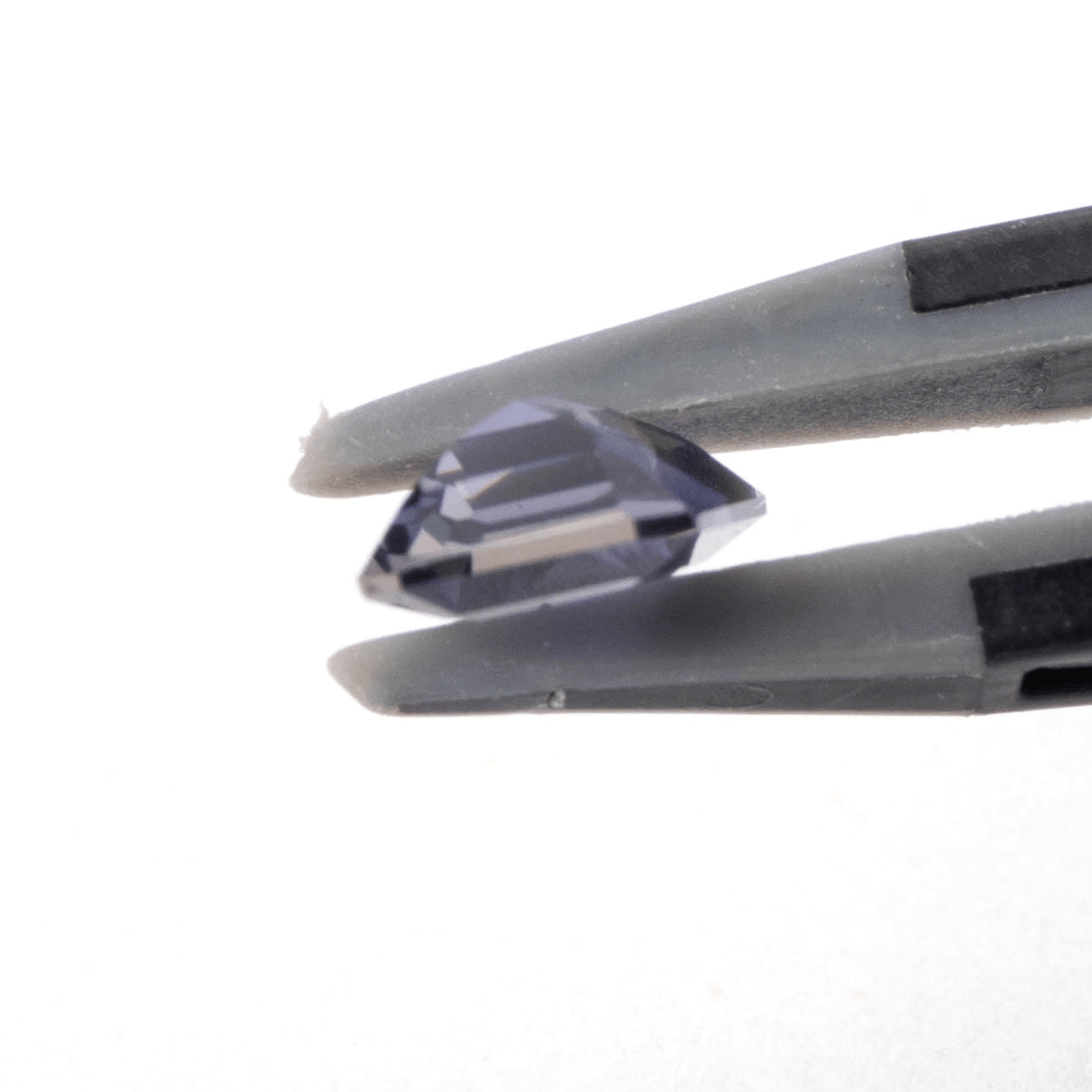 澄んだ菫色に輝く多色性の石】アイオライト 1.17ct | まるむ商会