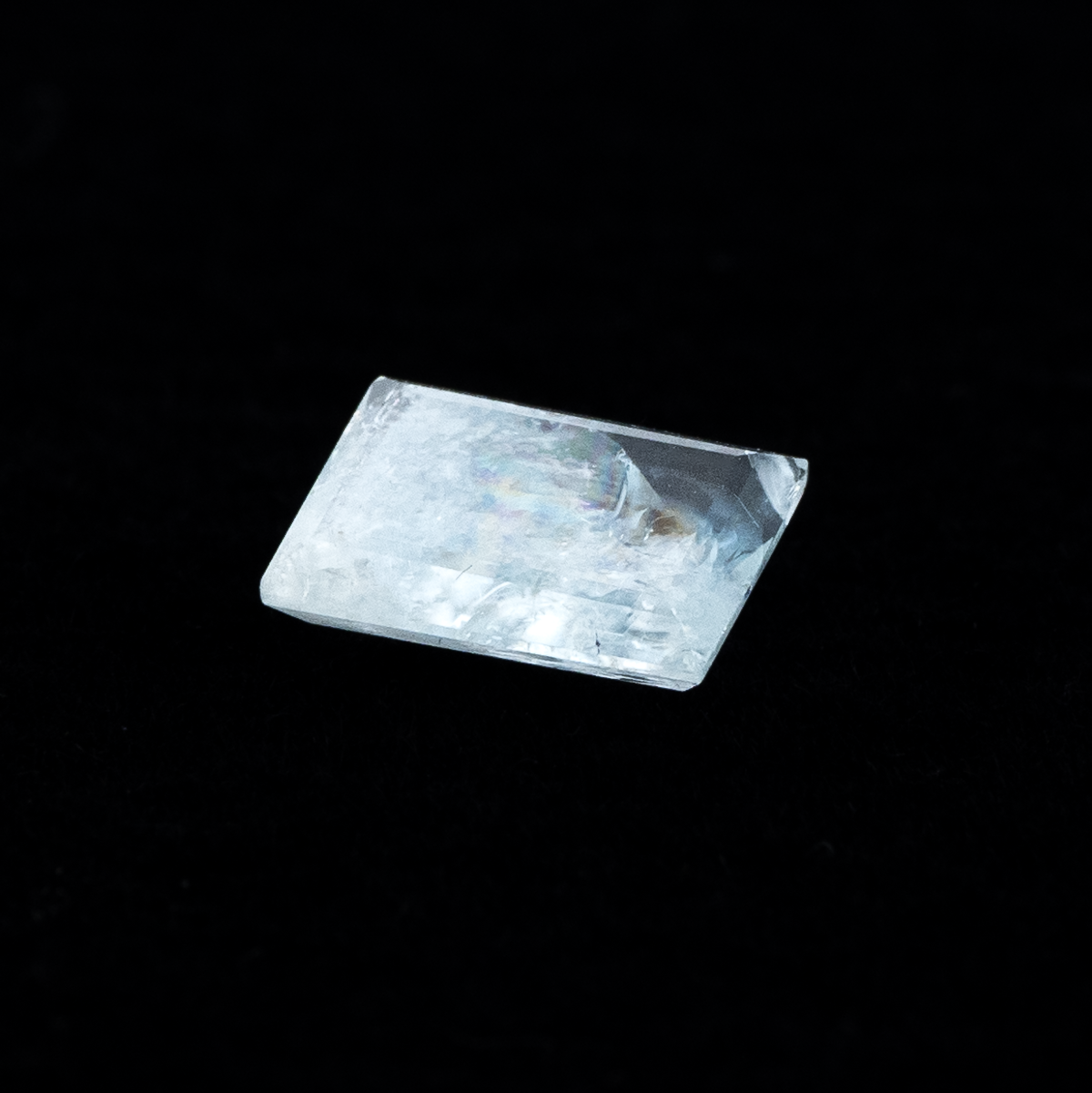 虹色にきらめく極上アクア】レインボーアクアマリン 1.85ct | まるむ商会