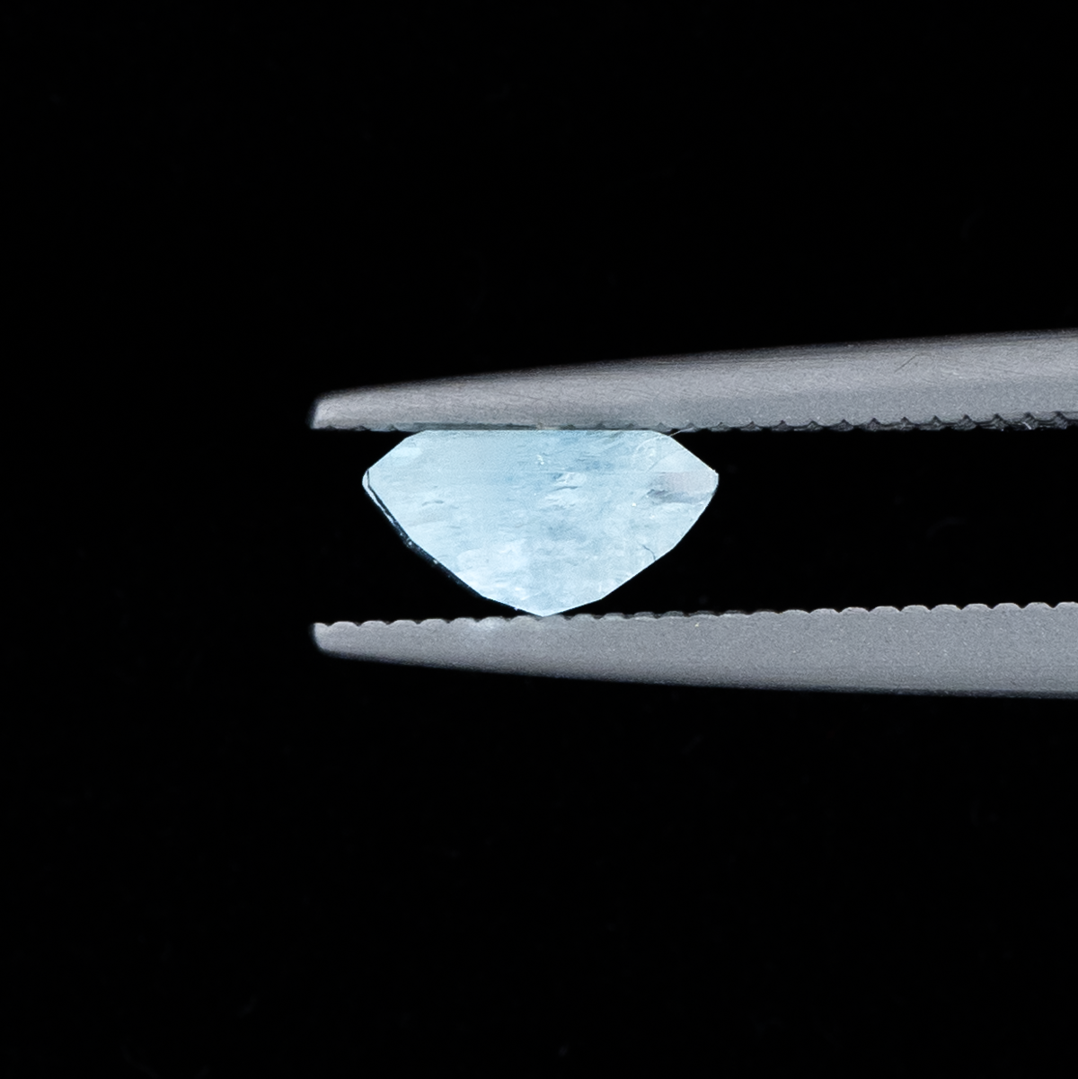 虹色にきらめく極上アクア】レインボーアクアマリン 1.85ct | まるむ商会