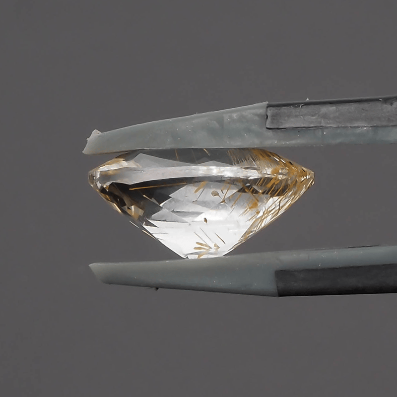 金色に輝くインクルージョンが華やか！】 針入りトパーズ 5.73ct