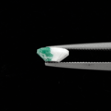 【色彩のコントラストが美しい希少石】　エメラルドインクォーツ 1.38ct