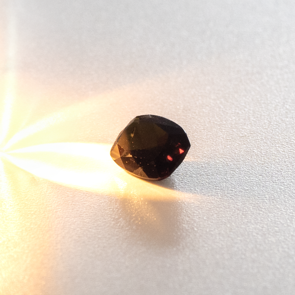 レアな輝きに目を奪われる】 カラーチェンジトルマリン 0.79ct | まる