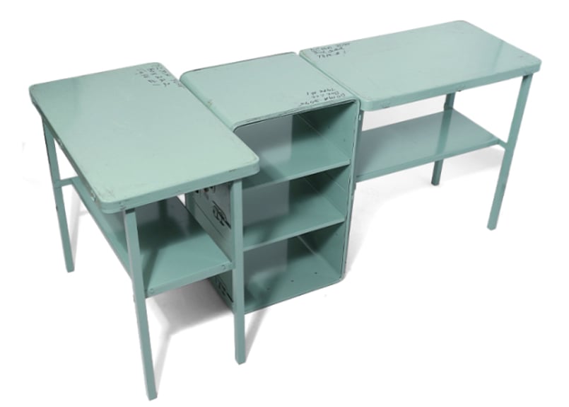 米軍が器具などを収納するステーションデスク MEDICAL INSTRUMENT