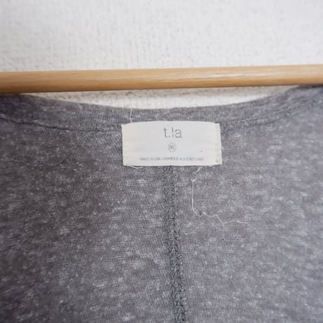 UNIIQUE CUTTING V-NEXK TEE