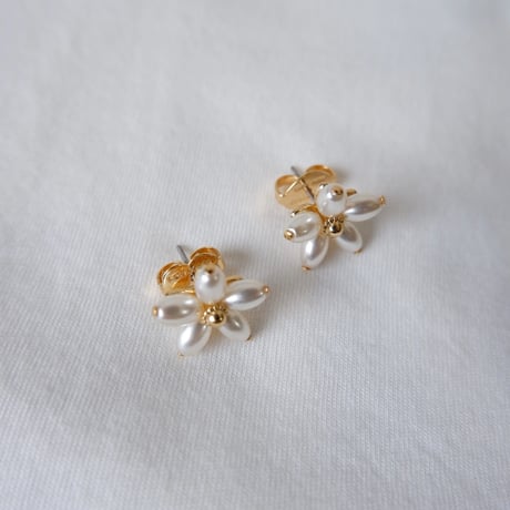 PEAL FLOWER PIERCE