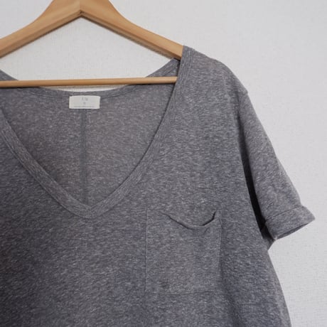 UNIIQUE CUTTING V-NEXK TEE