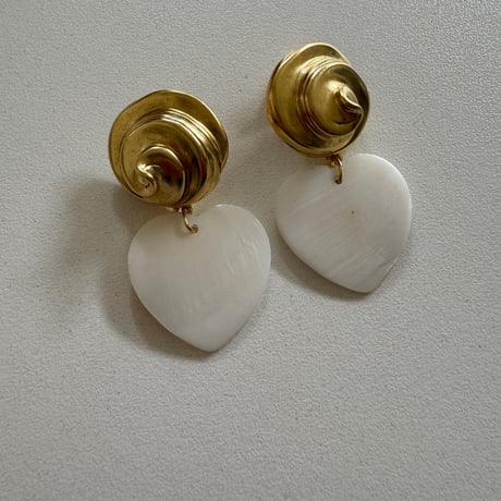 White heart✖️gold earrings🤍
