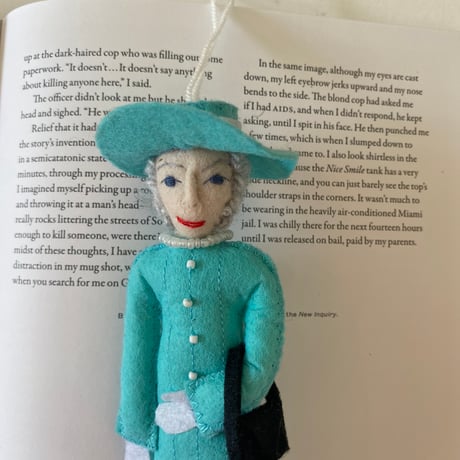 Queen Elizabeth Ornament / blue