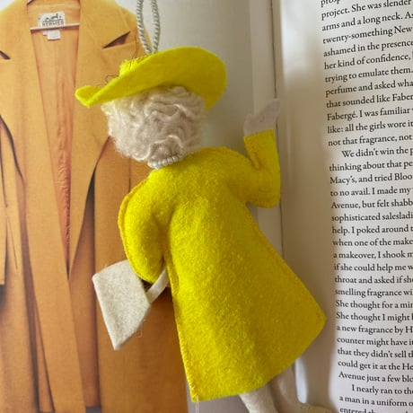 Queen Elizabeth Ornament / yellow