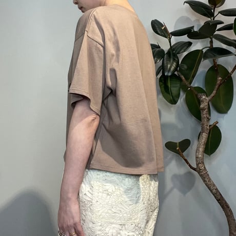 【CHIGNON】"AWE"プリントクロップドTee［8462-403KK］
