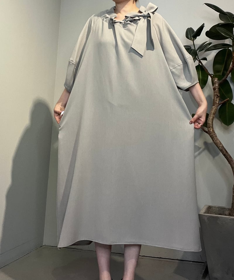 近年モデル【美品】BEATRICEベアトリス/ネックリボンワンピース定価2.7万 BEATRICE】ネックリボンワンピース［E69702］ | cavabien