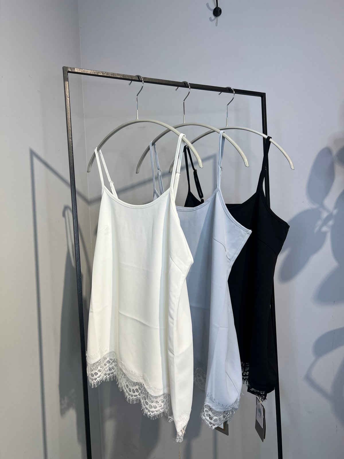 ❤️送料無料❤️【Anna Kerry】レースヘムアシンメトリーキャミソール