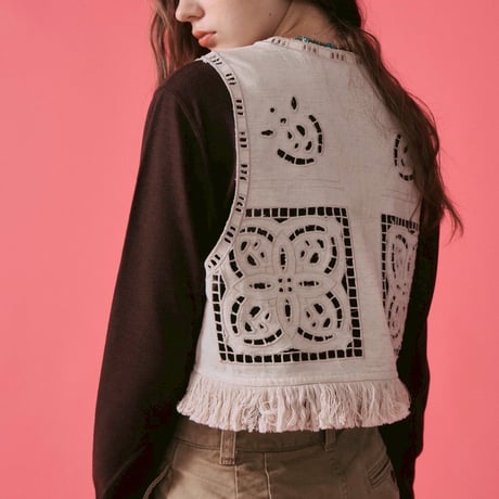 【LeMelange】カットワーク刺繍ベスト［8563701］