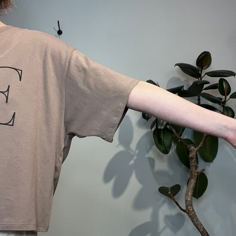 【CHIGNON】"AWE"プリントクロップドTee［8462-403KK］