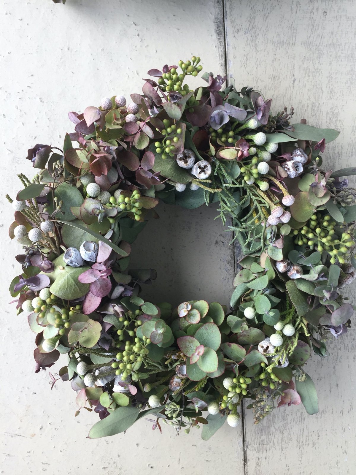 オーレアミモザとエリンジウムのリース　ビオラ　アメジストセージ ユーカリ 54e887ea10a2cb45a0d46d5d068134