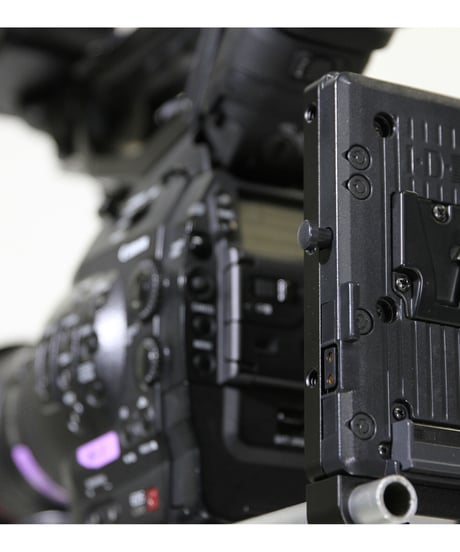 キヤノンCINEMA EOS SYSTEM用 ENDURA バッテリーアダプター　A-E2EOSC (税込み定価￥34,100）