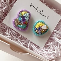 夢の小石 ビーズ刺繍ピアス パープル×エメラルドグリーン