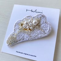 Haluni 花束のブローチ ホワイト
