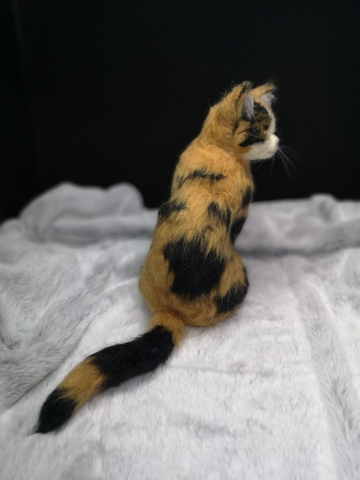 羊毛フェルト 猫 リラックスポーズ 羊毛フェルト 三毛猫～背伸びポーズ 猫 ハンドメイド ねこ ネコ