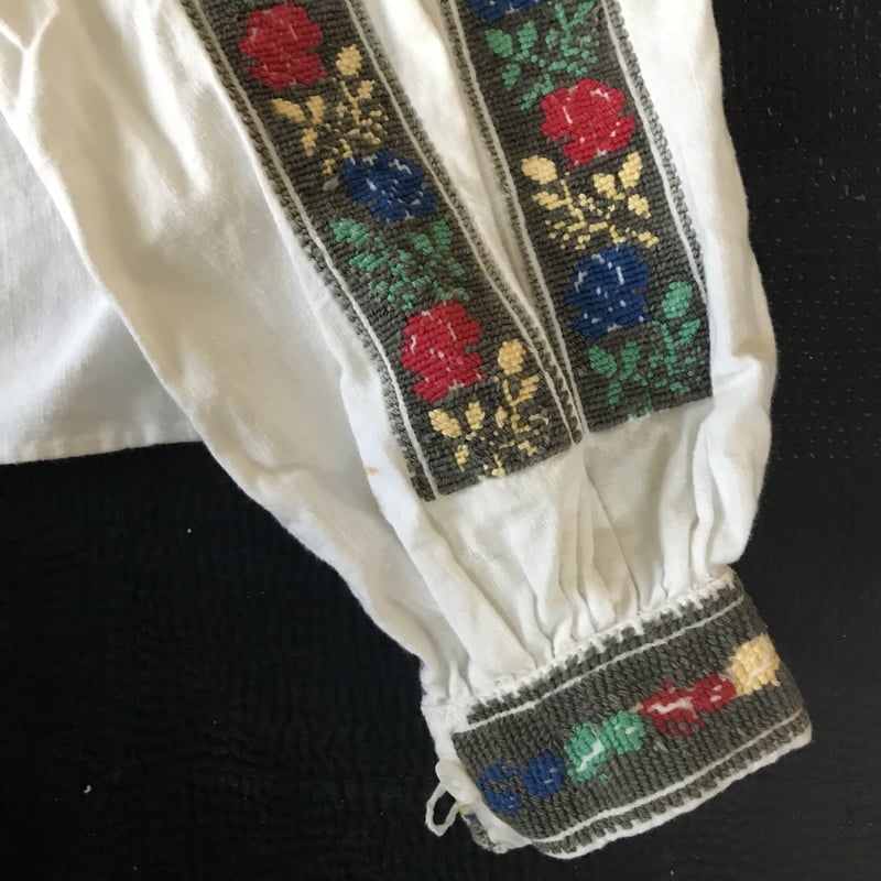 新入荷: ルーマニア ヴィンテージ 手刺繍 ブラウス 新入荷: ルーマニア ヴィンテージ 手刺繍 ブラウス