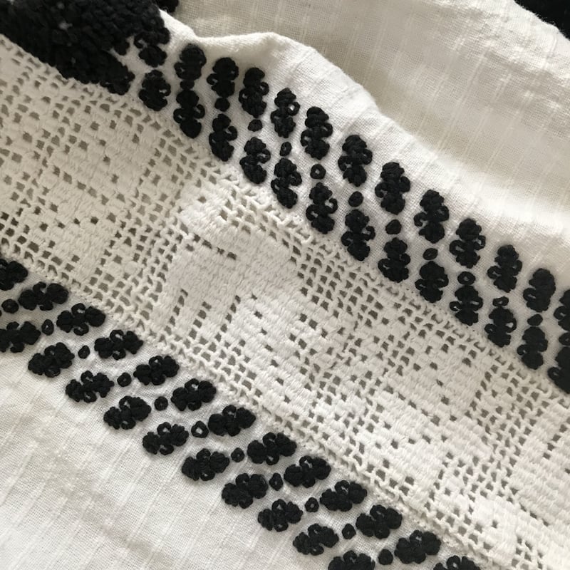 ルーマニア刺繍　メッシュブラウス　白×黒 ルーマニア刺繍 メッシュブラウス 白×黒