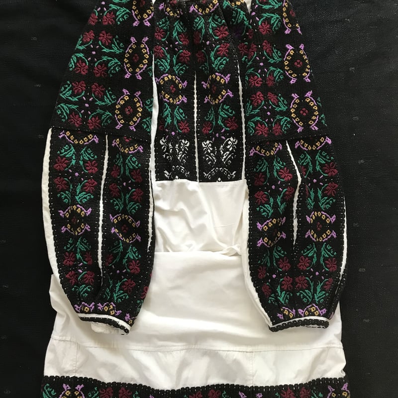 週末限定値下げウクライナ　ルーマニア刺繍vintageワンピース　着画 ヴィンテージルーマニア刺繍ワンピース