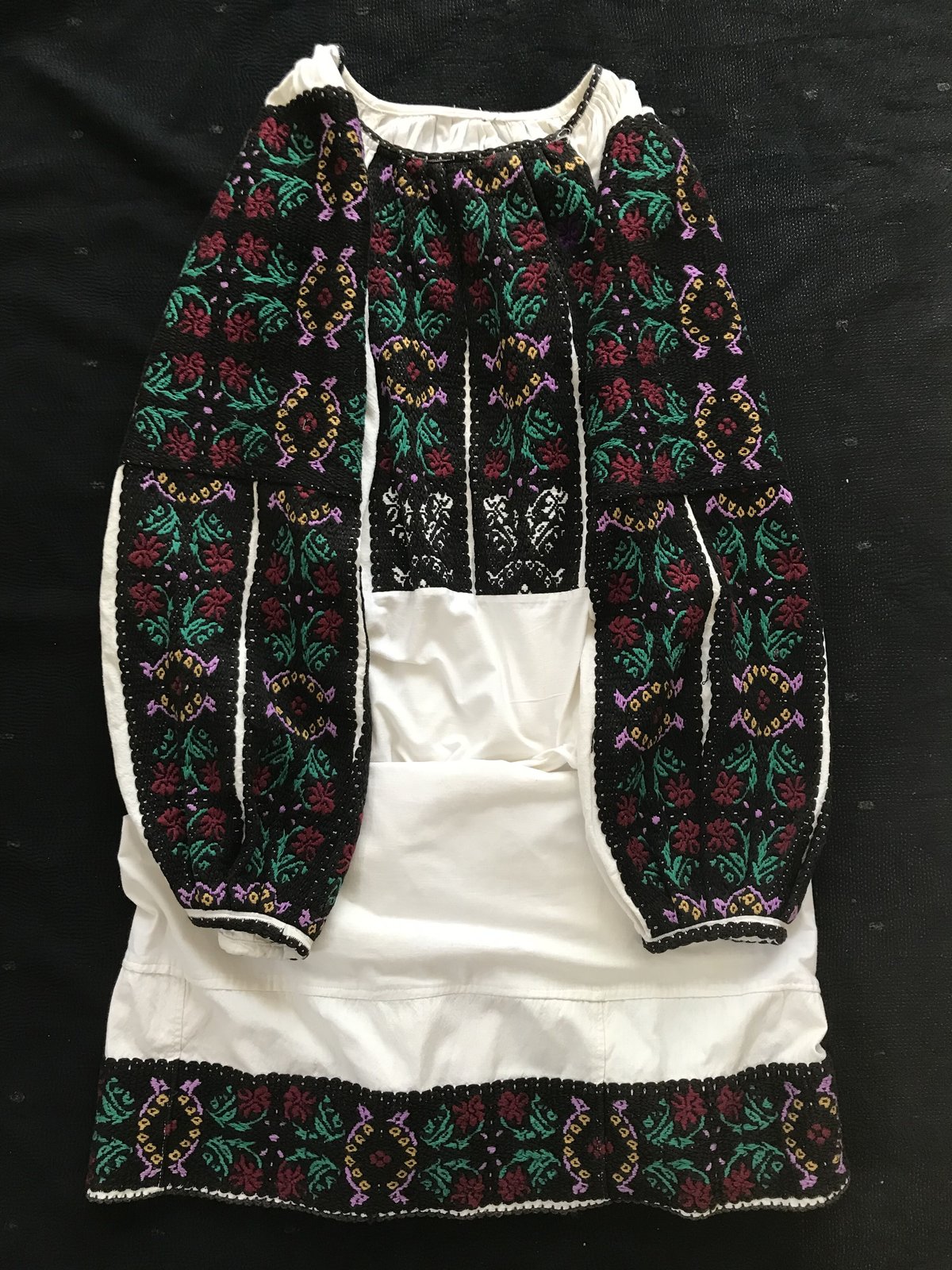 ルーマニア 刺繍ワンピース | Vintage Textile and Rug