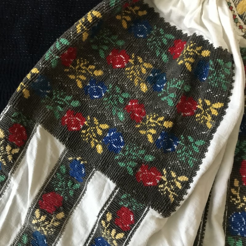 新入荷: ルーマニア ヴィンテージ 手刺繍 ブラウス 新入荷: ルーマニア ヴィンテージ 手刺繍 ブラウス