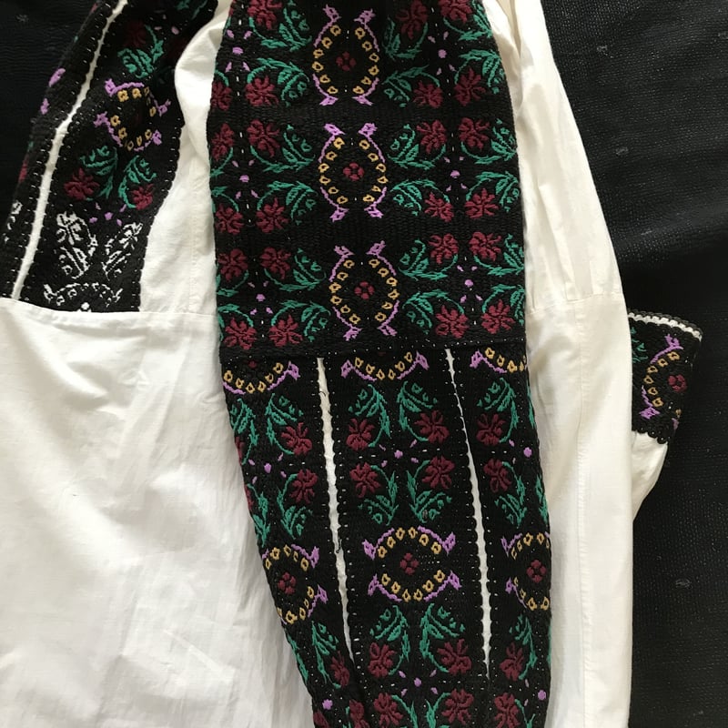 ルーマニア 刺繍ワンピース | Vintage Textile and Rug