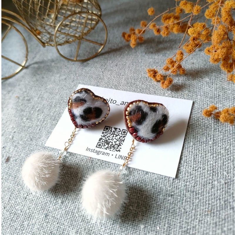 シンプル ホワイト ハート ビーズ刺繍ブローチ かたい