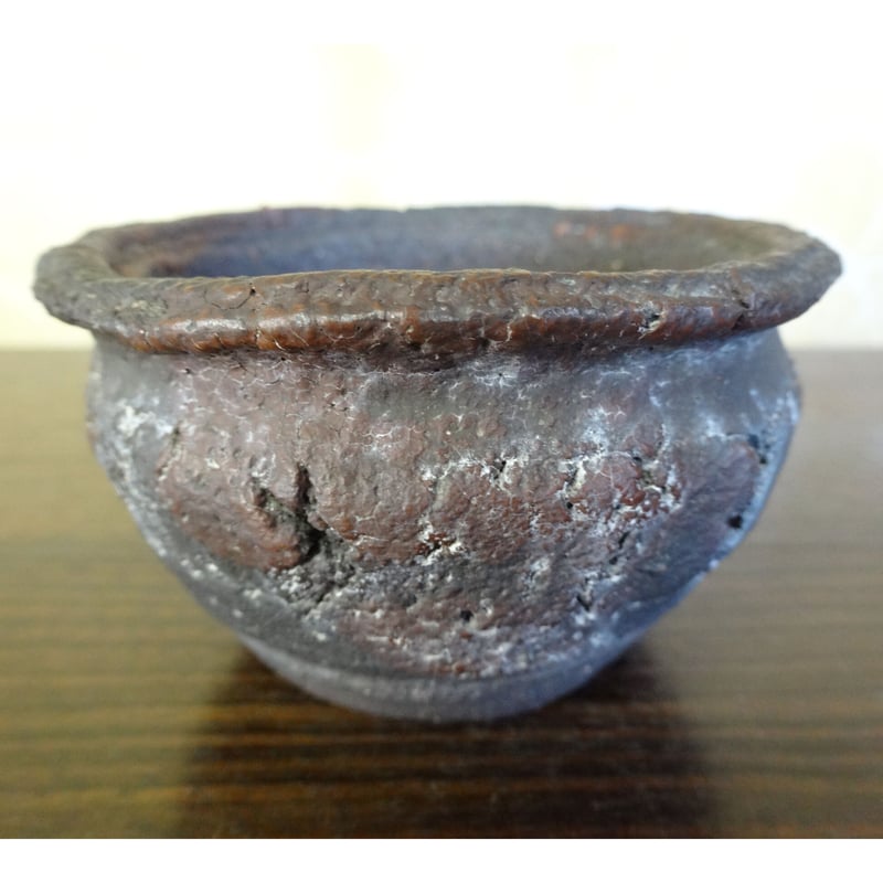 十王堂松泉 紫泥外縁紐作様虫食下帯段足丸鉢 | 盆栽鉢のお店 