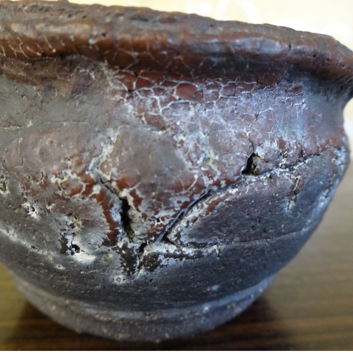 十王堂松泉 紫泥外縁紐作様虫食下帯段足丸鉢 | 盆栽鉢のお店 