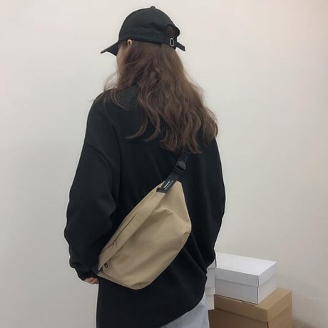 ユニセックス ショルダーバッグ  ボディバッグ  ビジネスバッグ   斜め掛け  お出かけ