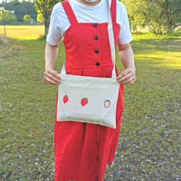 イチゴ柄サコッシュ