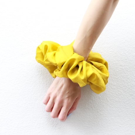 beej _Silk flower Scrunchie_GrayBrown
