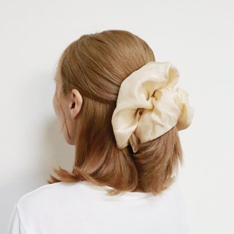 beej _Silk flower Scrunchie_Nude