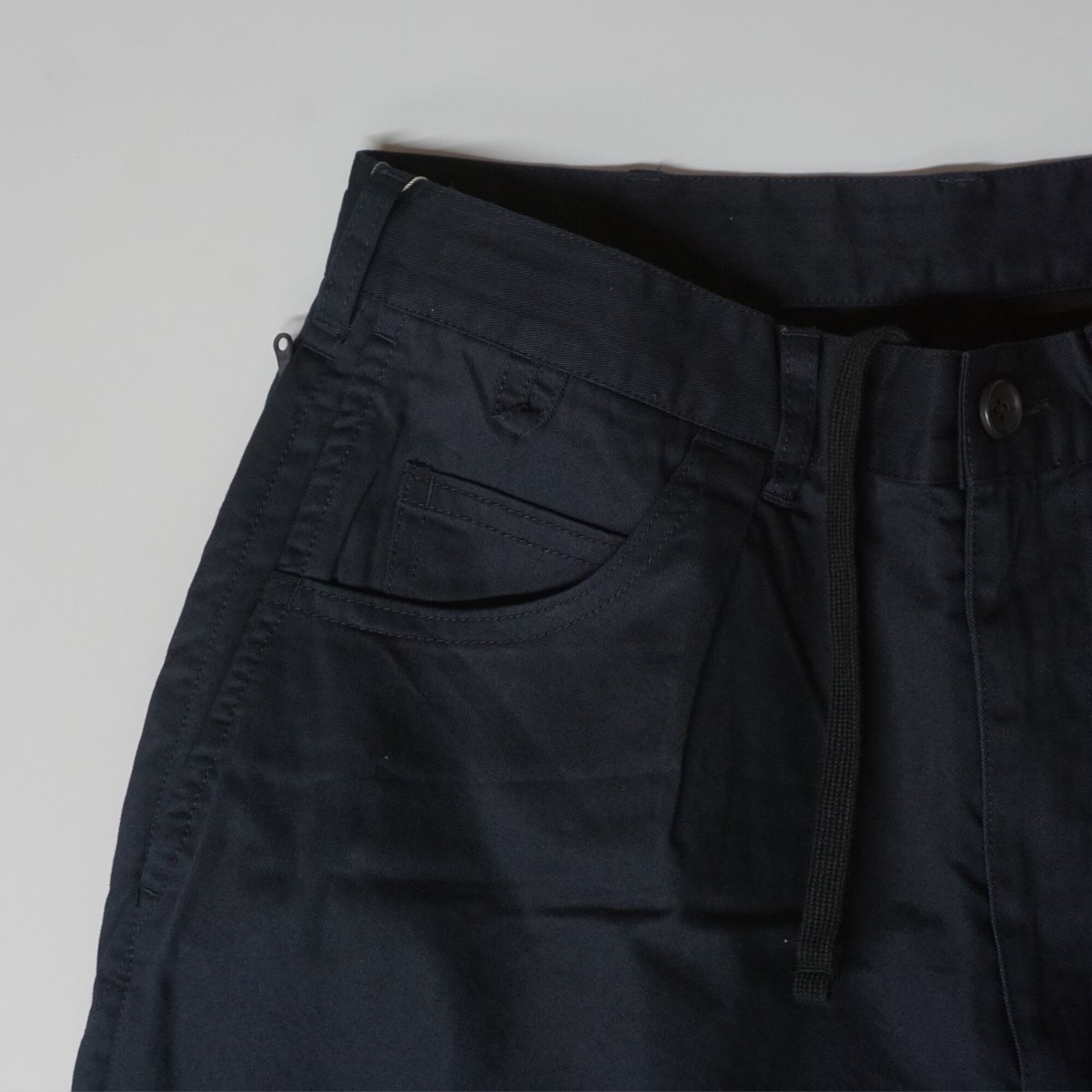 BROCHURE 1P CHINO　NAVY