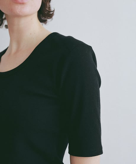 ETRE TOKYO ボールドショルダーUネックTee