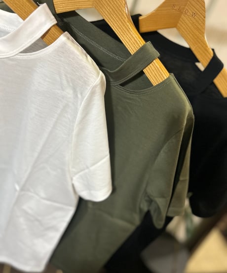 ante スリットネックTシャツ