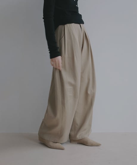 ETRE TOKYO ソフトコットンタックカーブパンツ