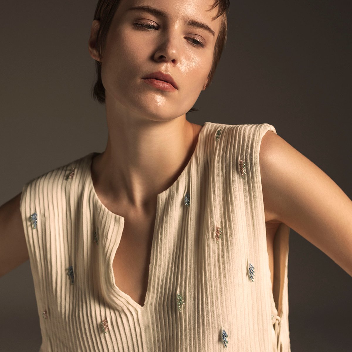 venit PIN TUCKXBEADS EMBROIDERY VEST | SLOW