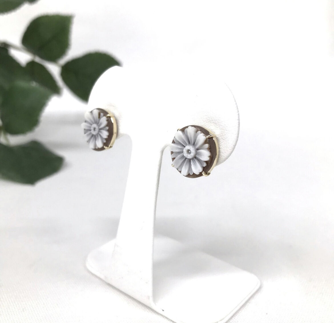 K18 ガーベラのピアス（イタリアのシェルカメオ）爪留め | APOLLON