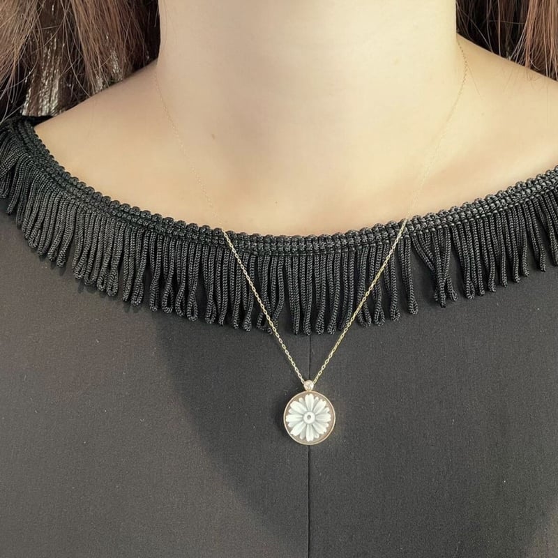 K18 ガーベラのペンダントネックレス（イタリアのシェルカメオ）覆輪