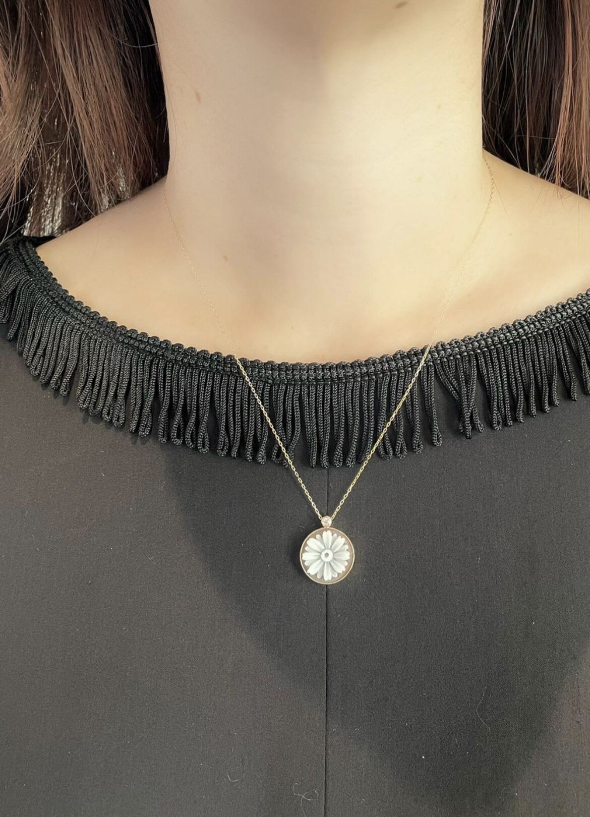 K18 ガーベラのペンダントネックレス（イタリアのシェルカメオ）覆輪