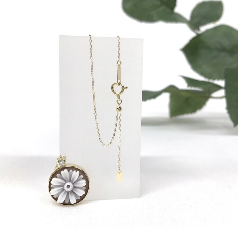 K18 ガーベラのペンダントネックレス（イタリアのシェルカメオ）覆輪