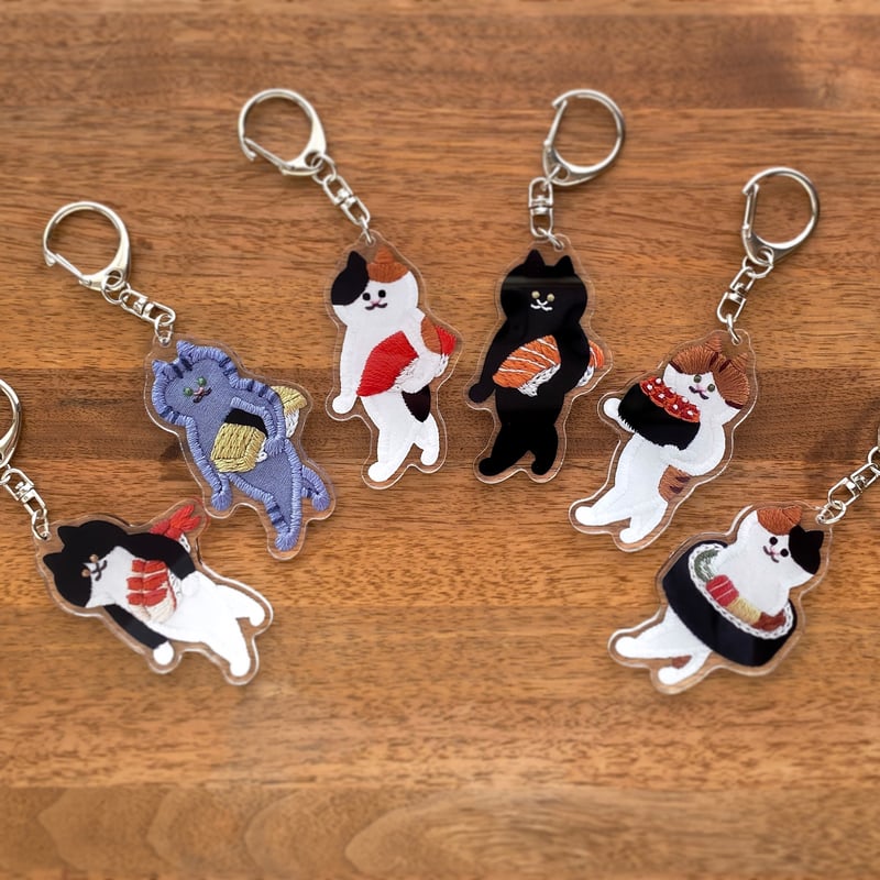寿司を運ぶねこ」アクリルキーホルダー（刺繍） | OFUTON 