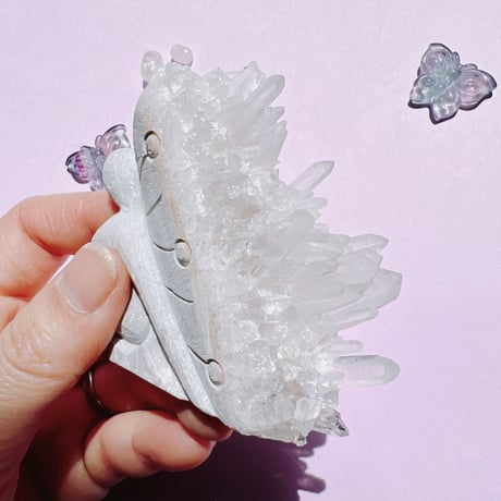 水晶クラスターのフェアリー
