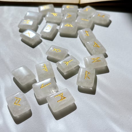 クリスタルルーンストーン ⬜︎