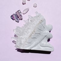 水晶クラスターのフェアリー